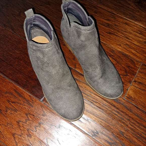 Universal Thread - Picture 1 of 4